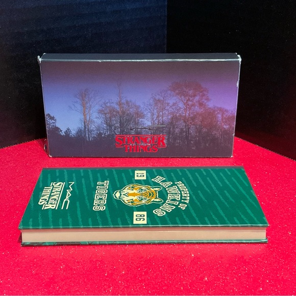 M·A·C X STRANGER THINGS Hawkins Class of 1986 Eye Palette - Picture 2 of 15
